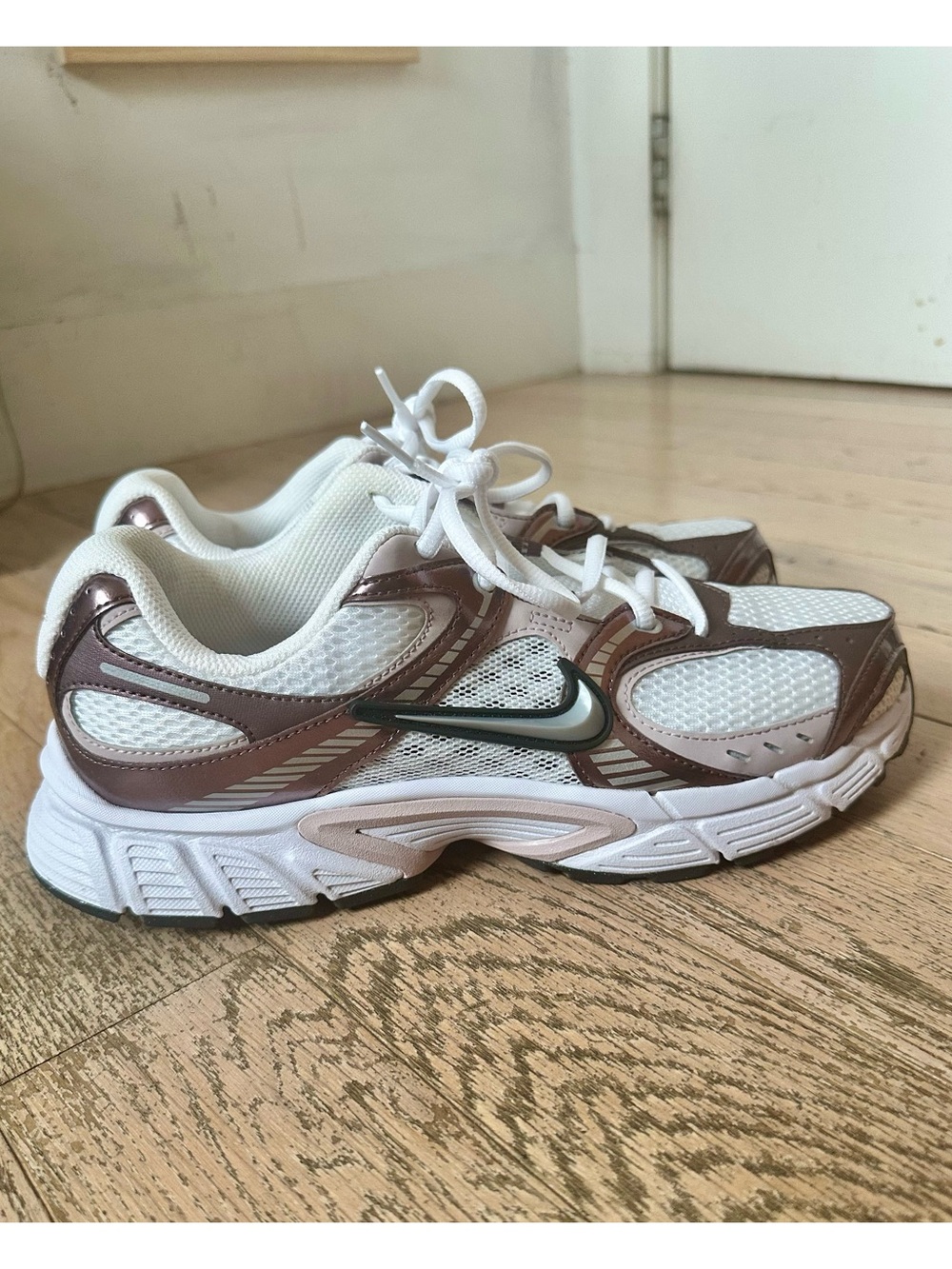 Nike White and Mauve-Brown Mesh Running Sneakers- Nike V5 RNR